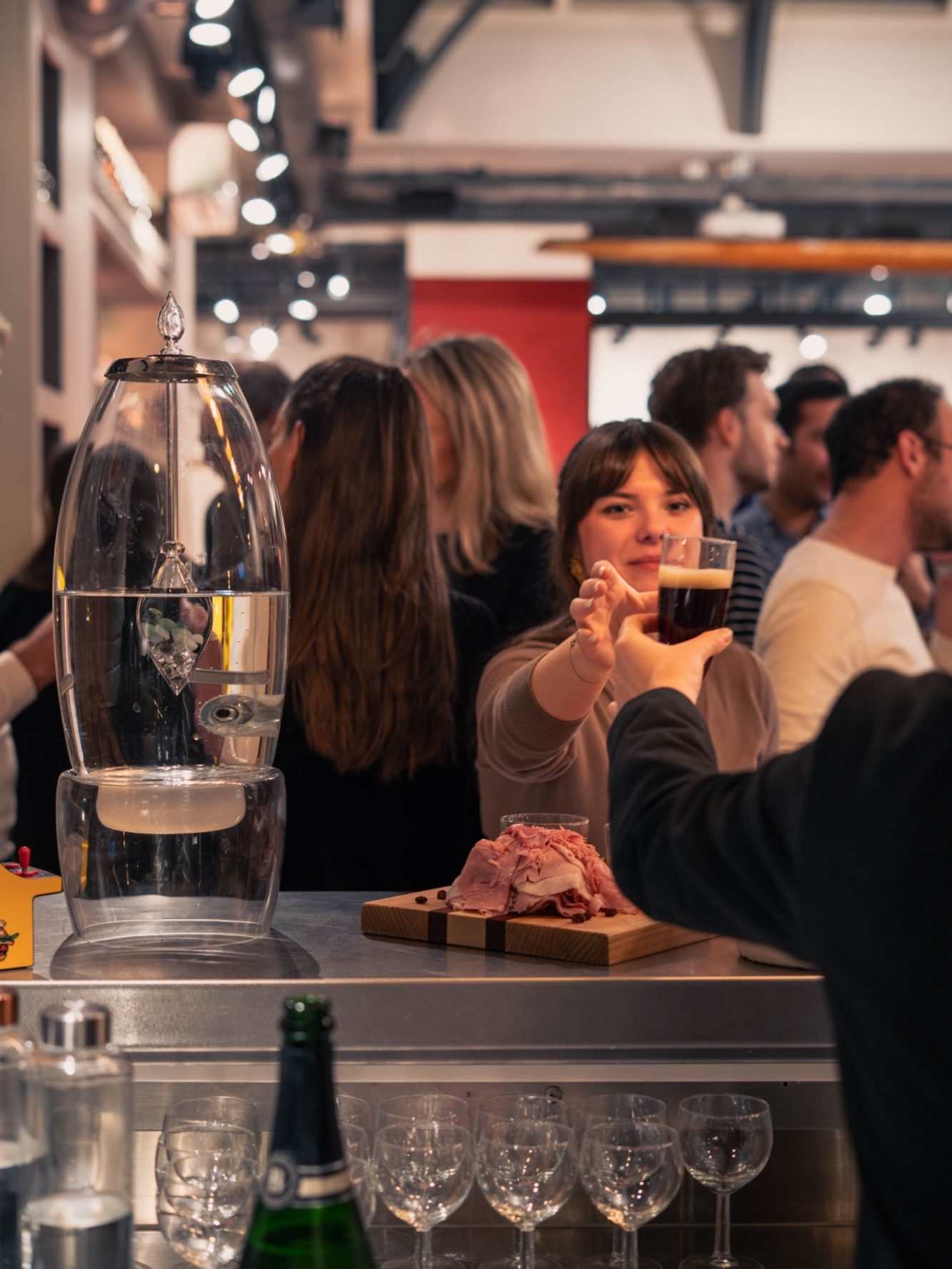 Portrait d'une jeune femme pensive, éclairée par une lumière douce.