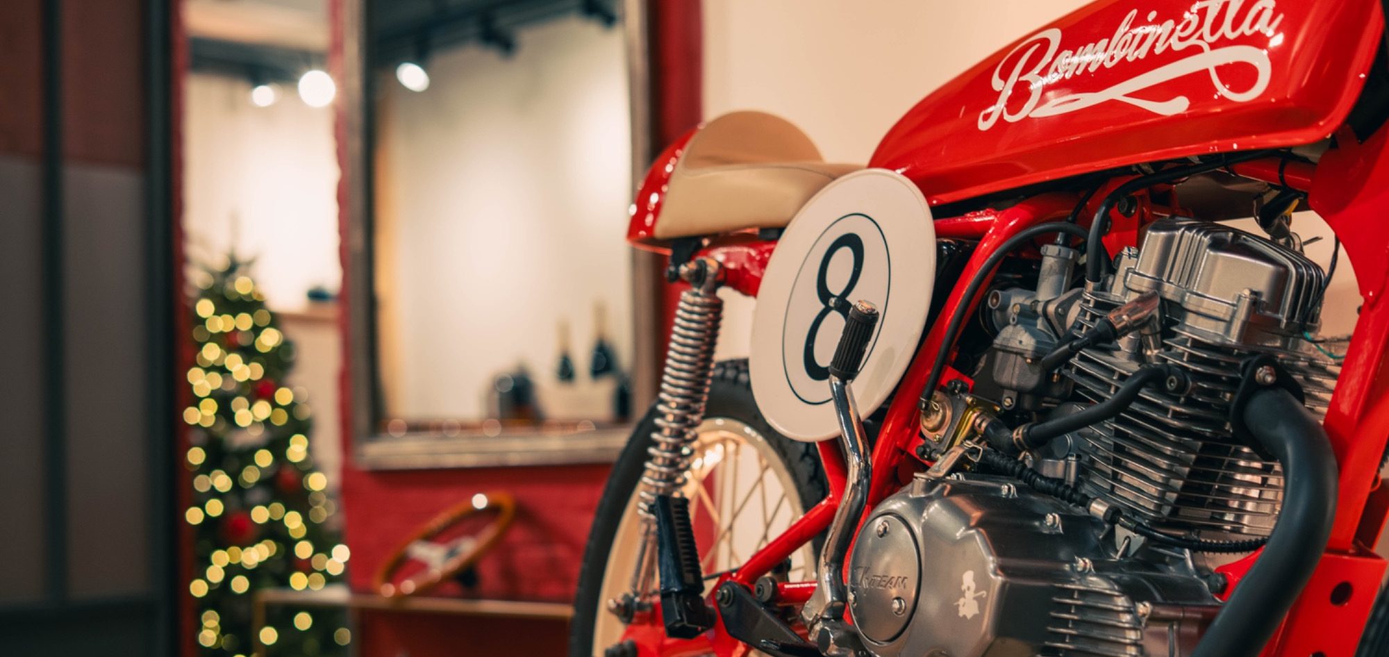 Trois personnes prennent un selfie dans une ambiance lumineuse et festive.