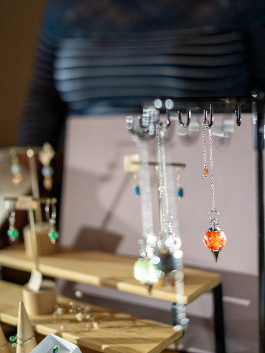 Collier et boucles d'oreilles suspendus dans un étalage de bijoux élégant.