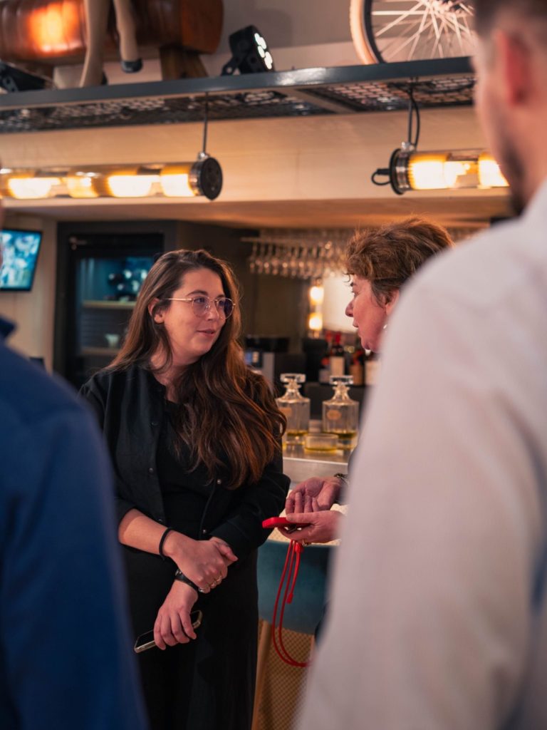 Portrait d'une jeune femme pensive, visage tourné vers la droite avec un fond lumineux.