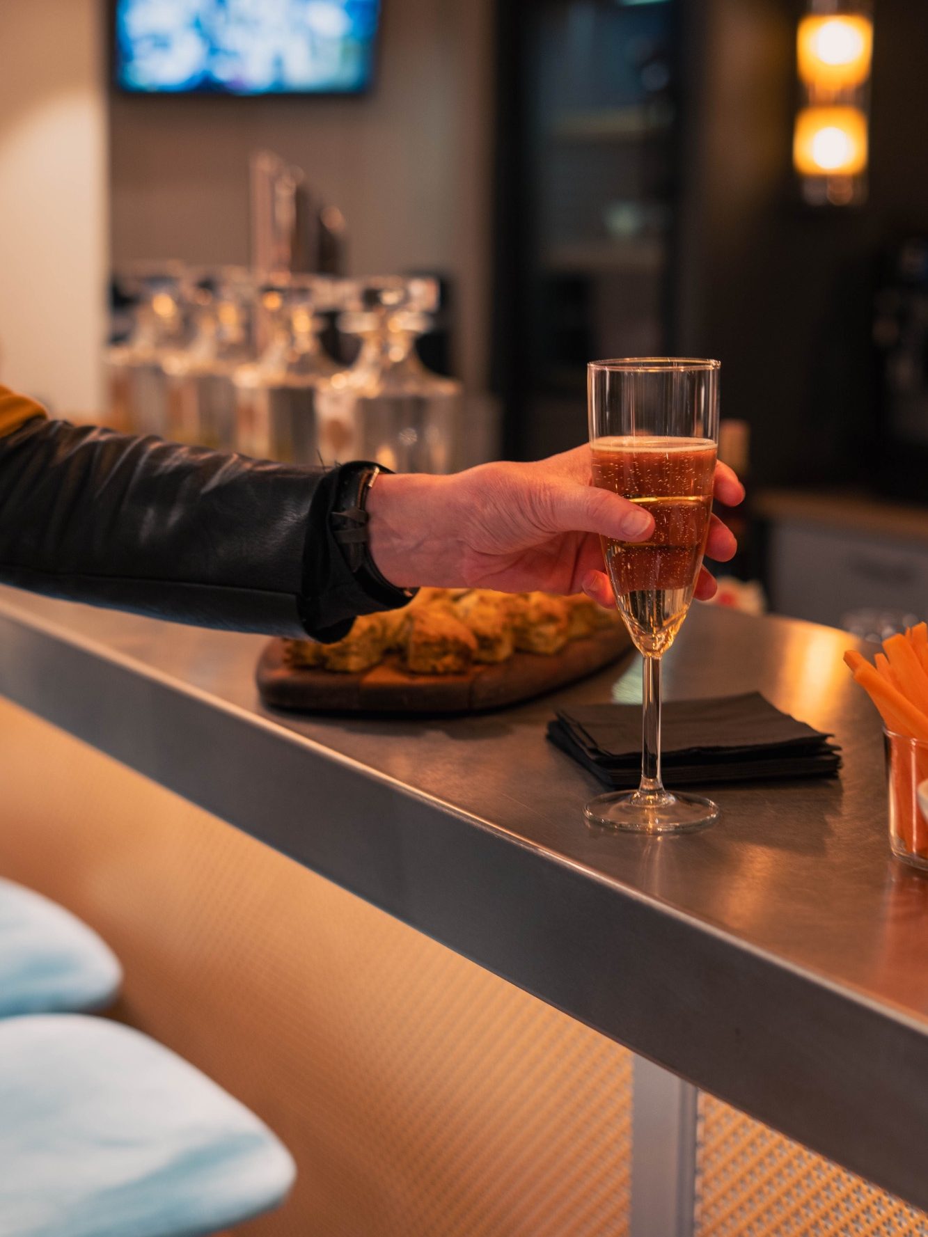 Portrait d'une jeune femme souriante, avec des cheveux bruns, devant un paysage verdoyant.