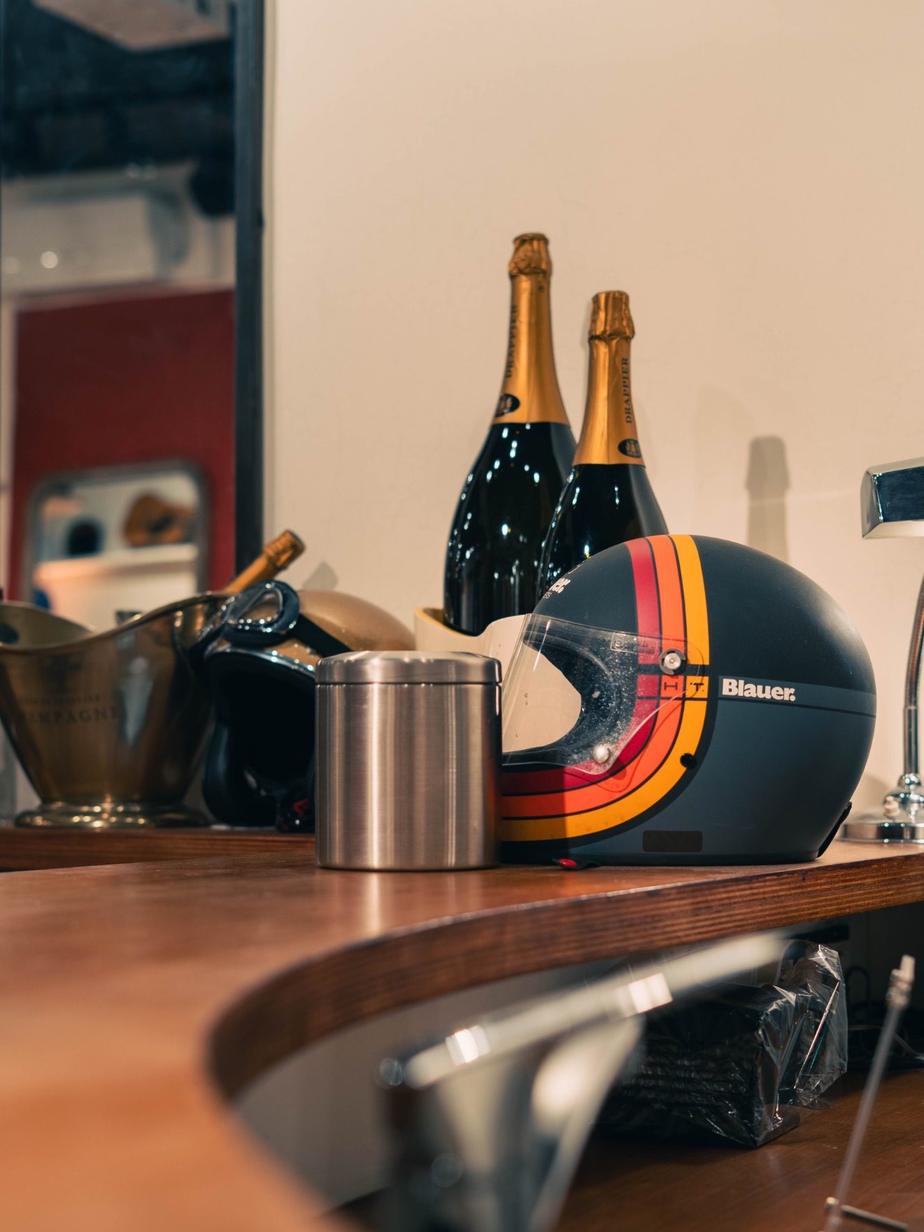 Un homme porte une femme souriante, des guirlandes lumineuses en arrière-plan.