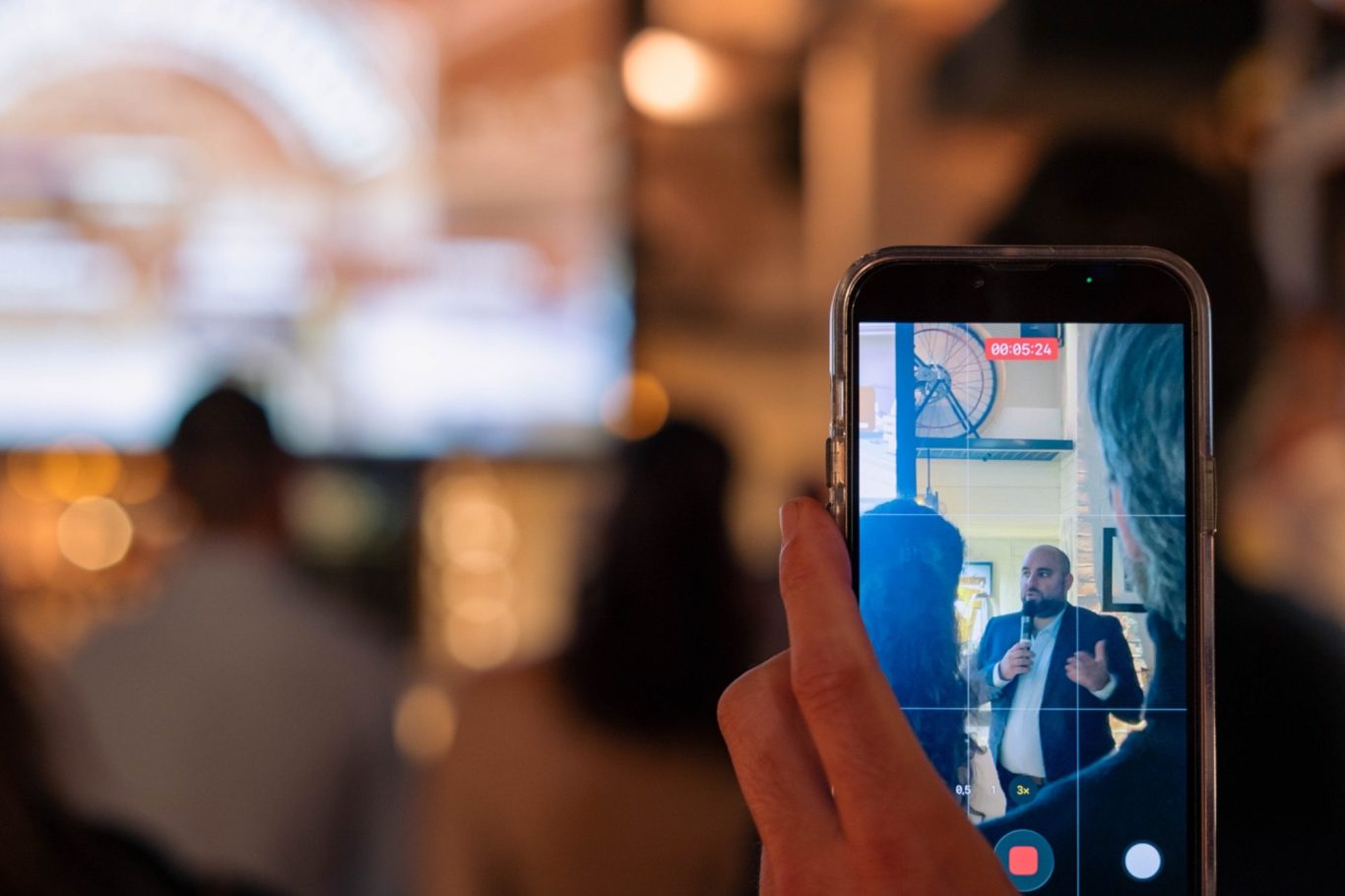 Femme au regard pensif, portant une robe rouge, en pleine nature.