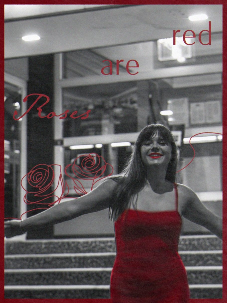 Femme souriante en robe rouge sur des marches, arrière-plan en noir et blanc.