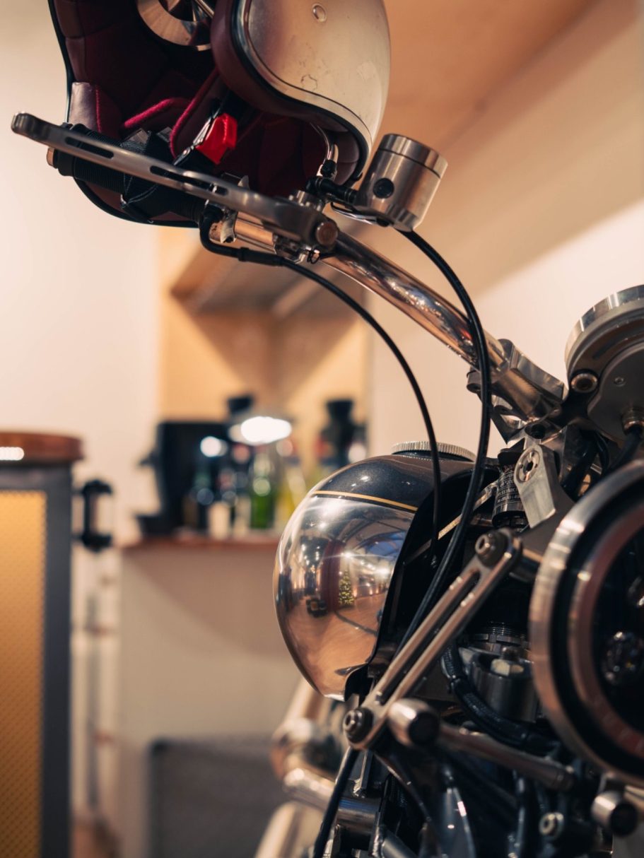 Femme souriante avec des lumières floues en arrière-plan.