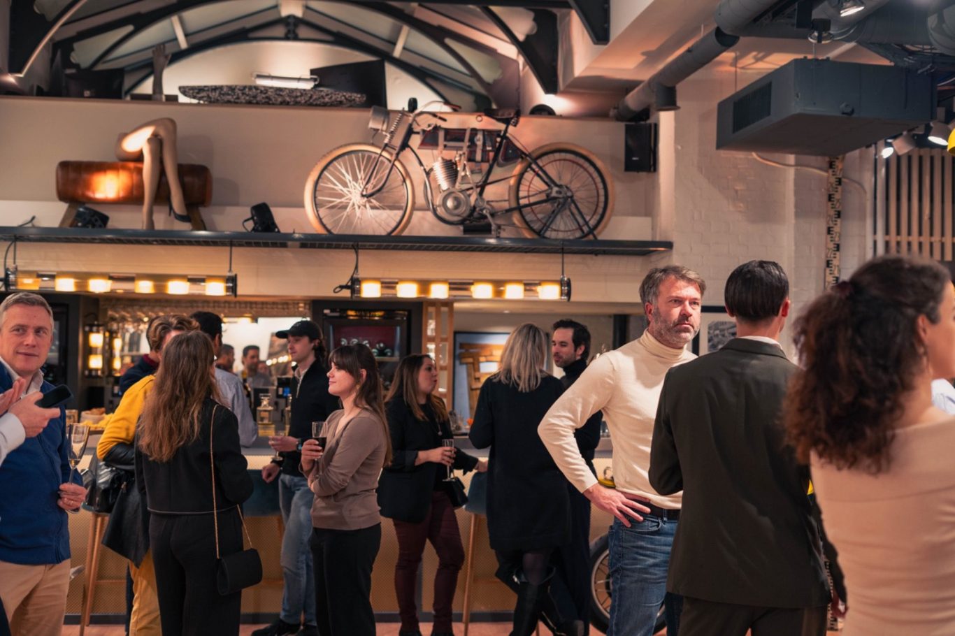 Silhouette d'une femme avec des arbres en arrière-plan lors d'un coucher de soleil.