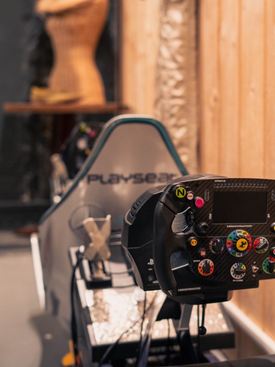 Femme de profil sous une lumière douce, avec un fond en pierre.